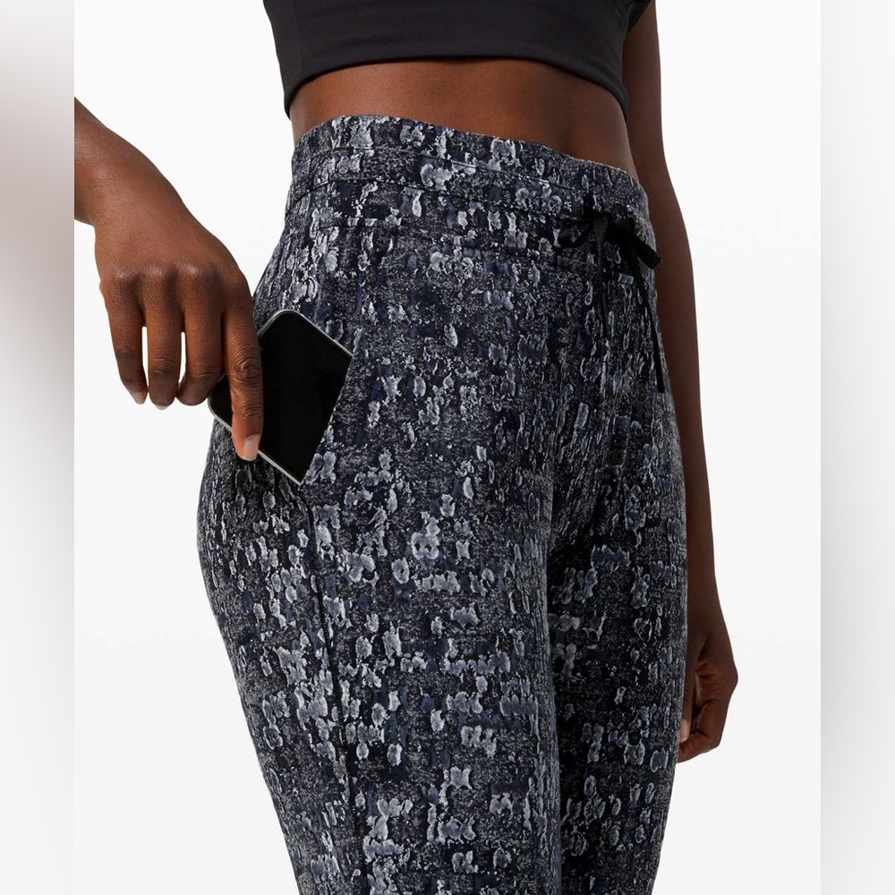 Lululemon Ready to Rulu Jogger 29"
Eventide Jacquard Spray Dye Black Size 8
